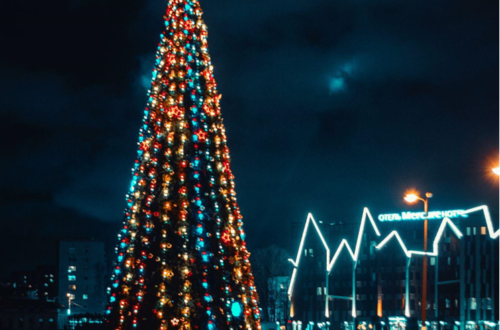 Your Holiday with Ease: The Magic of Prelit Christmas Trees and Artificial Christmas Garlands