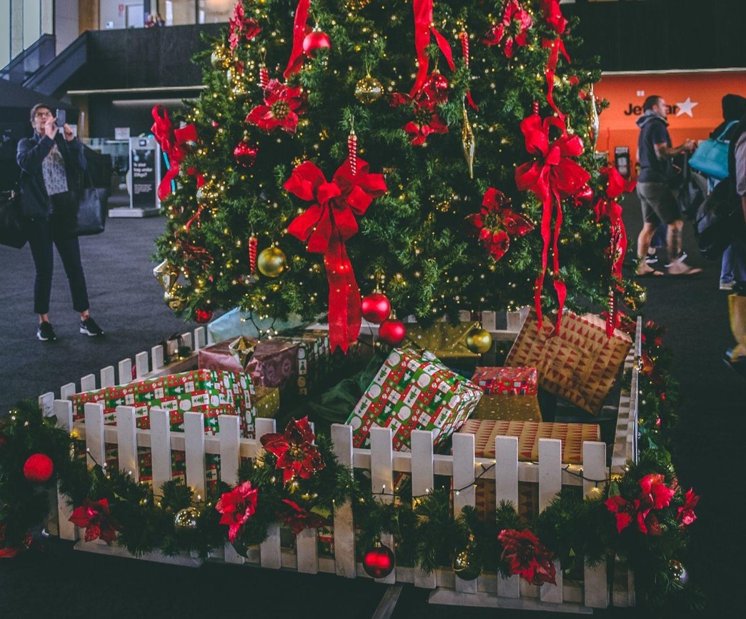 Full Artificial Christmas Trees & Prelit Christmas Wreaths